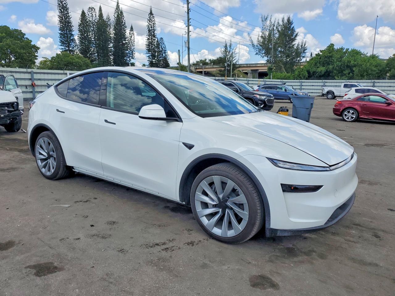 2026 Tesla Model Y - Фото 4