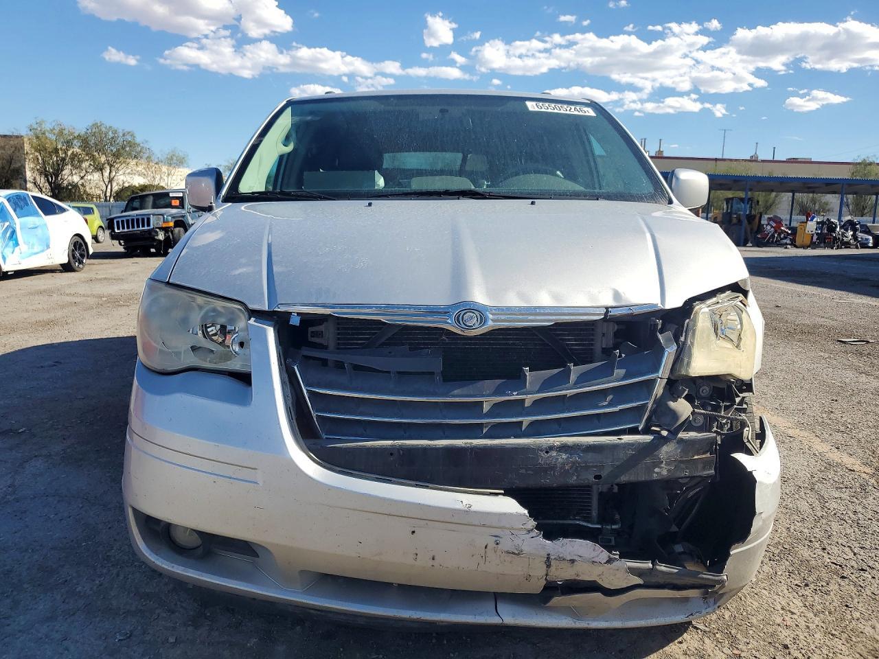 2010 Chrysler Town & Country Touring - Фото 5