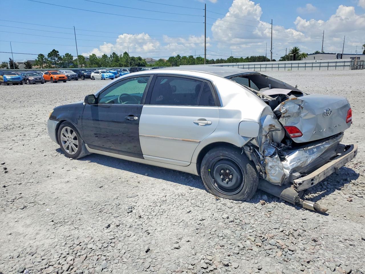 2005 Toyota Avalon Xls - Image 2