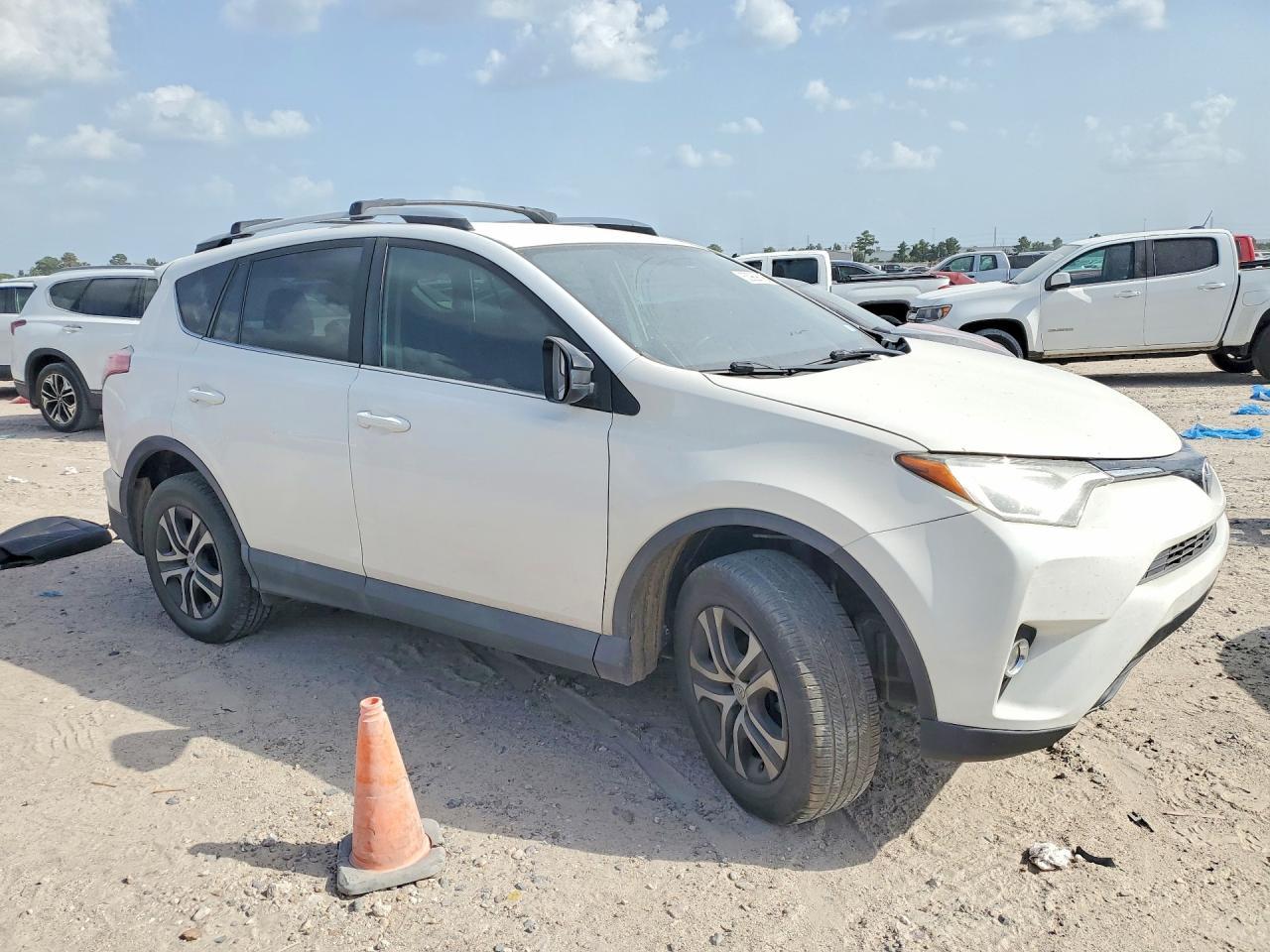 2016 Toyota Rav4 Le - Image 4