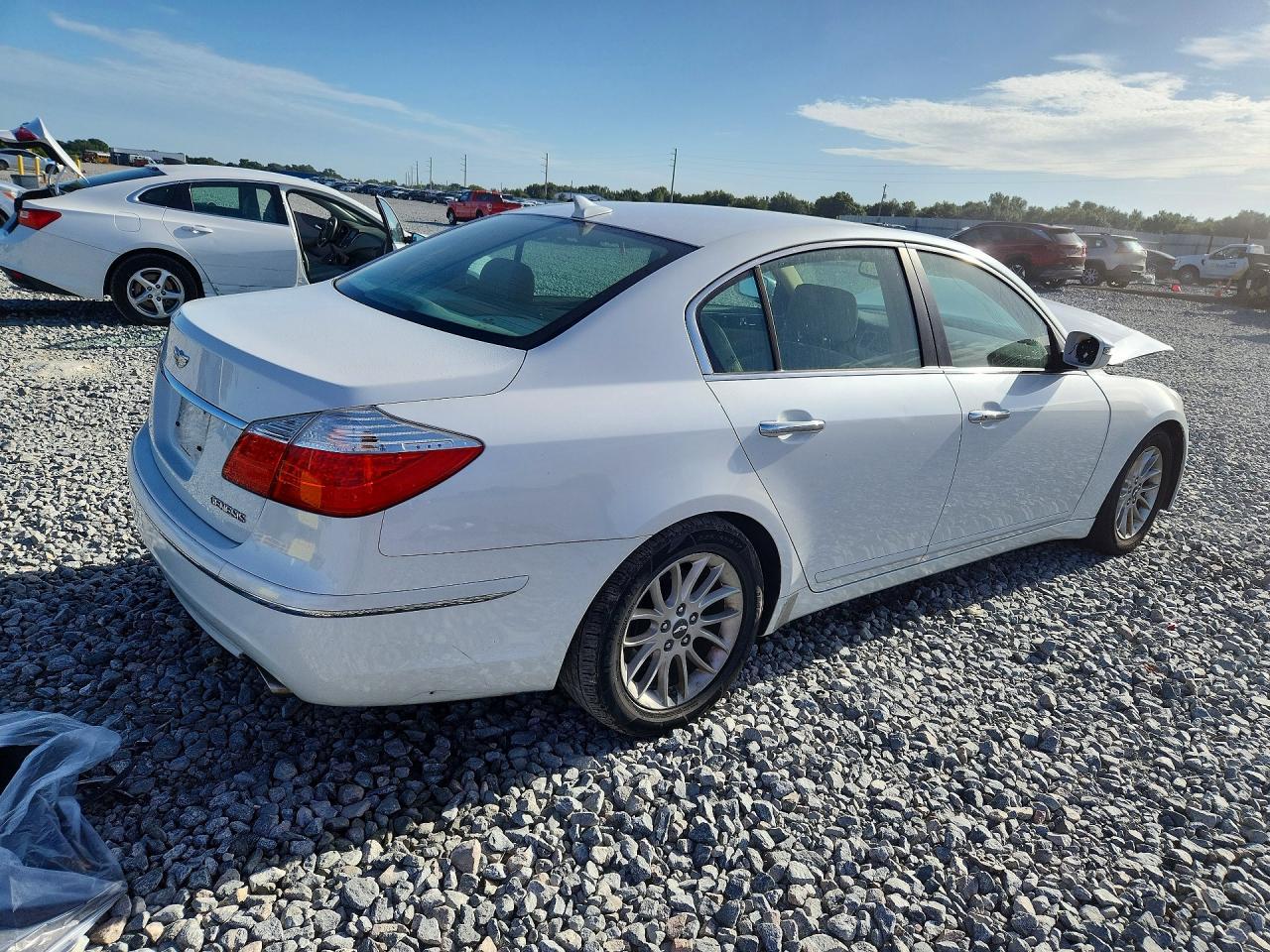 2011 Hyundai Genesis 3.8L - Фото 3