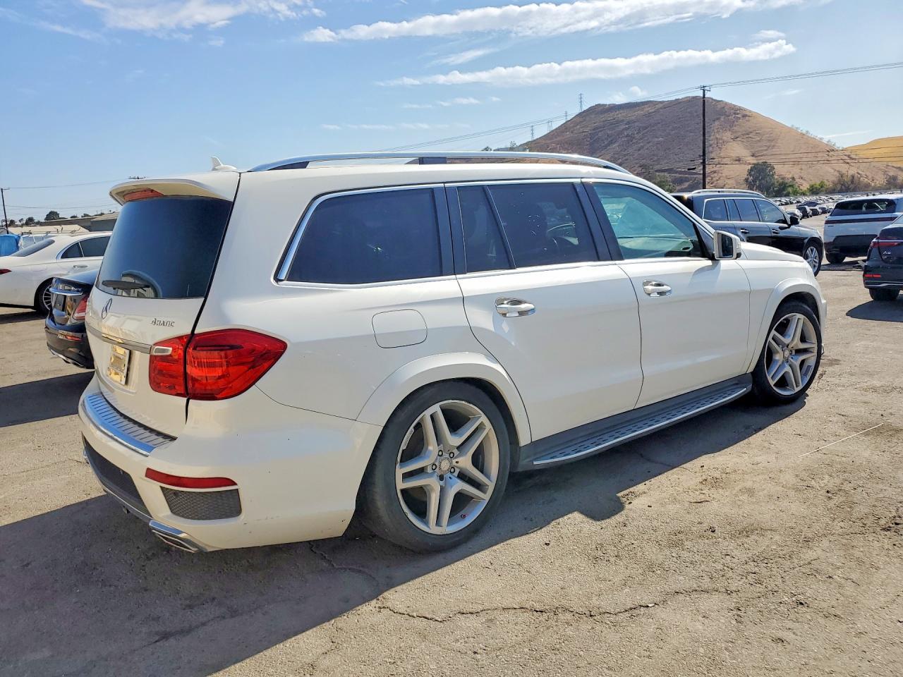 2015 Mercedes-Benz Gl 550 4Matic - Image 3