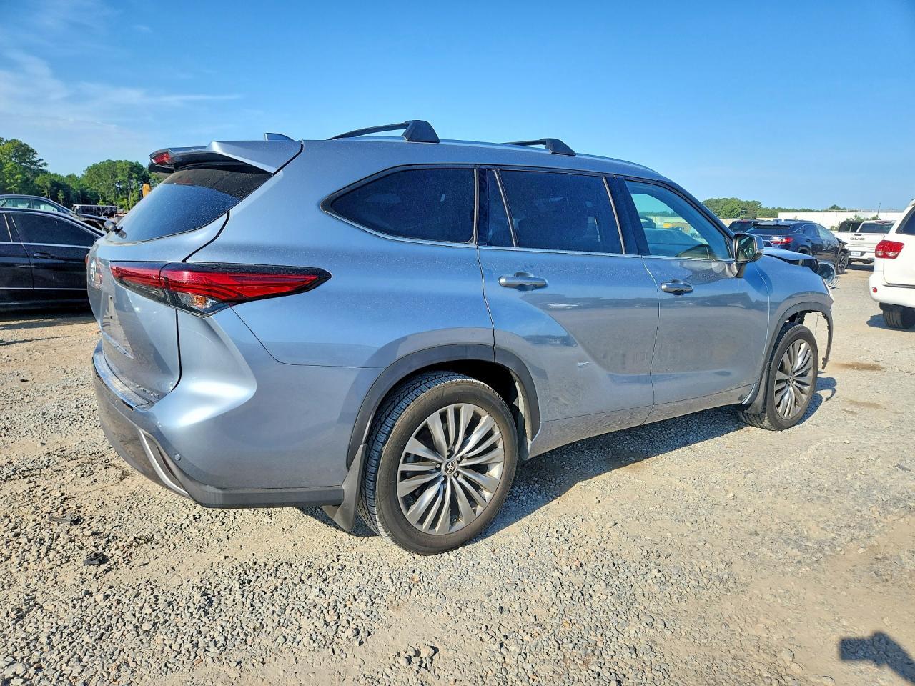 2021 Toyota Highlander Platinum - Image 3
