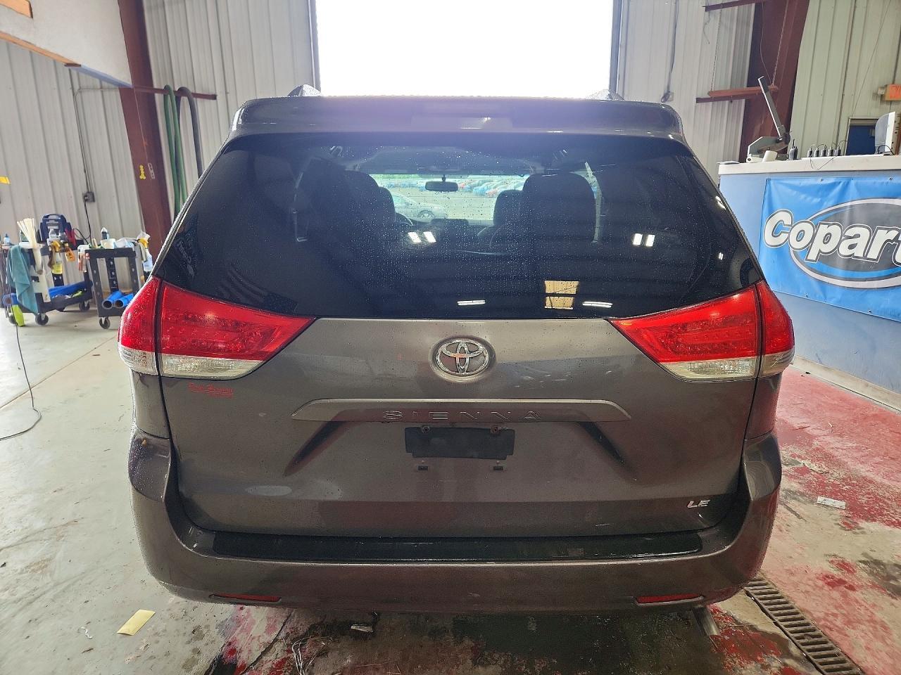 2011 Toyota Sienna Le - Фото 6