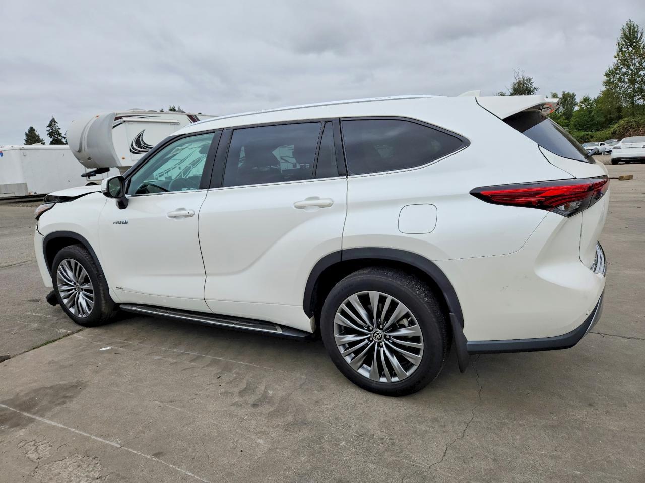 2021 Toyota Highlander Hybrid Platinum - Image 2