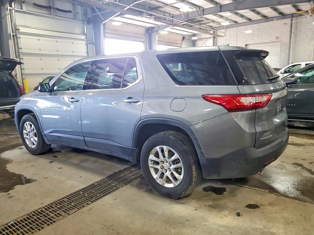 2020 Chevrolet Traverse Ls - Фото 2