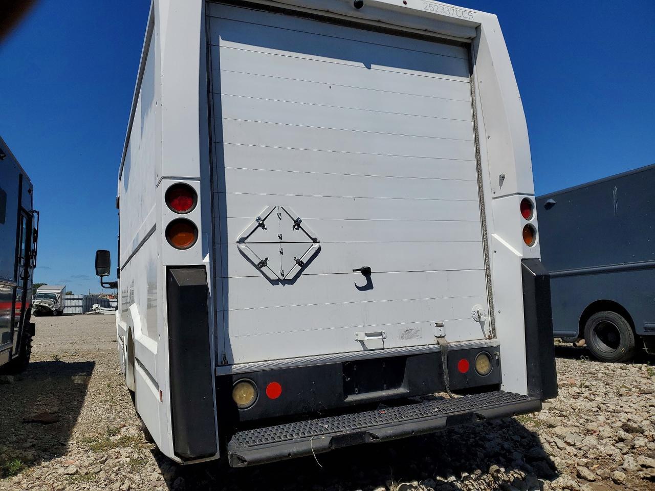 2013 Isuzu Npr Hd Delivery Truck - Image 6