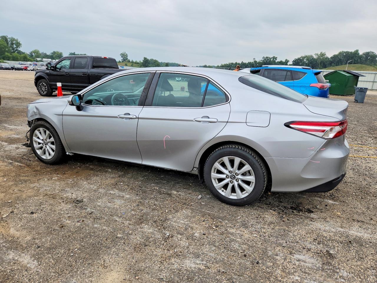 2019 Toyota Camry Le - Фото 2