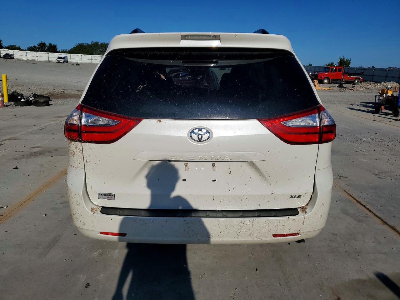 2017 Toyota Sienna Xle Premium 8-Passenger - Image 6