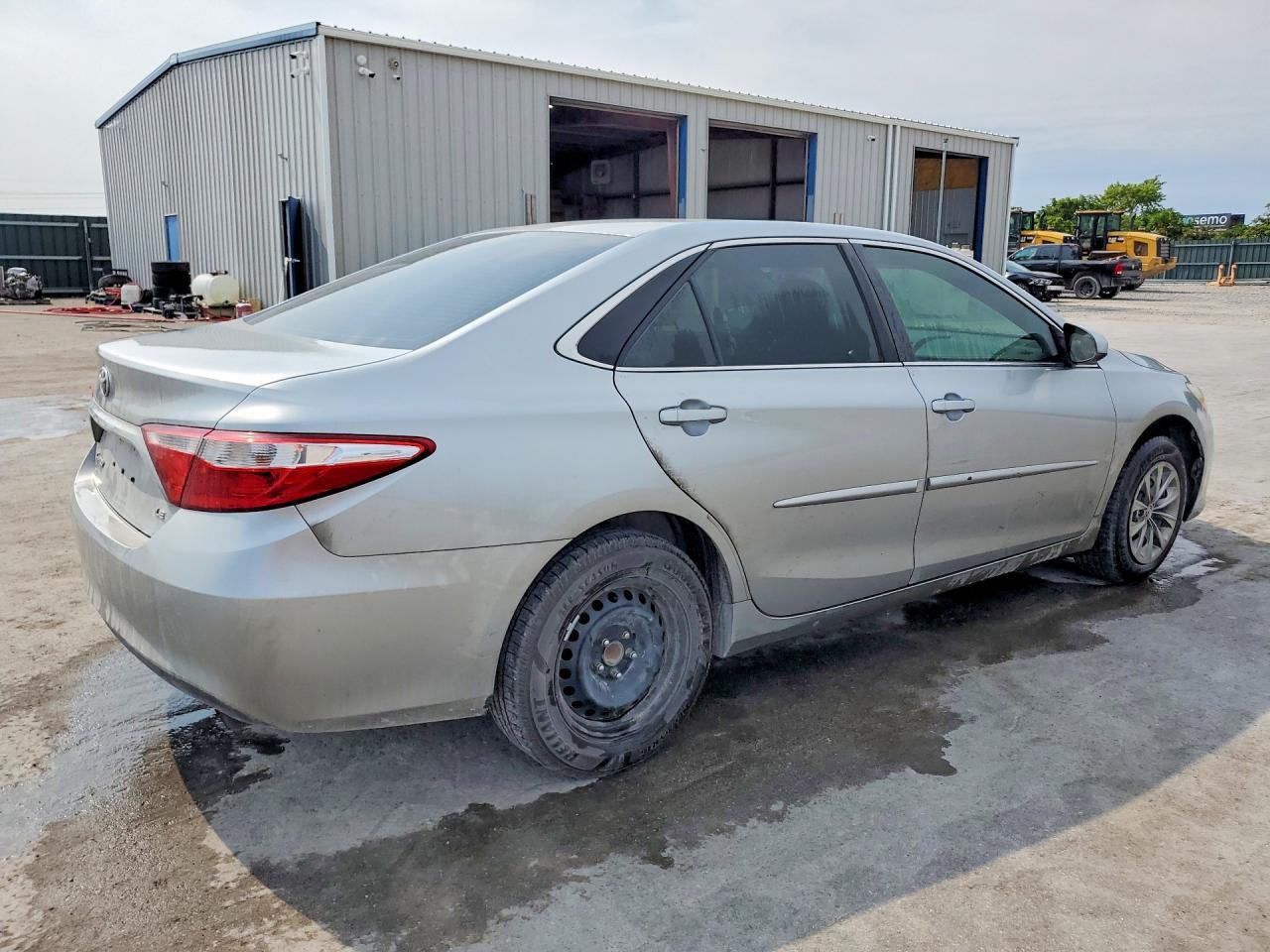 2015 Toyota Camry Le - Фото 3