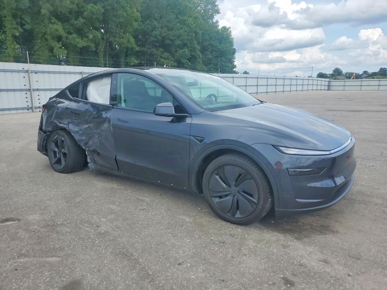 2026 Tesla Model Y - Фото 4