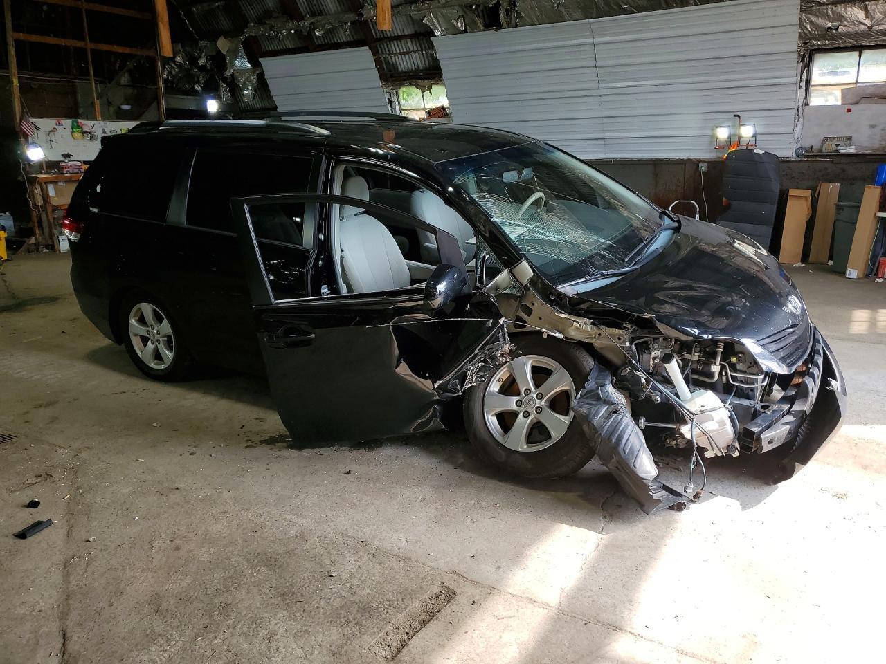 2011 Toyota Sienna Le - Фото 4