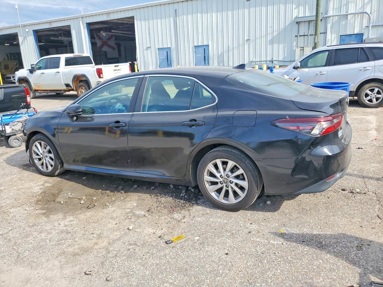 2021 Toyota Camry Le - Фото 2