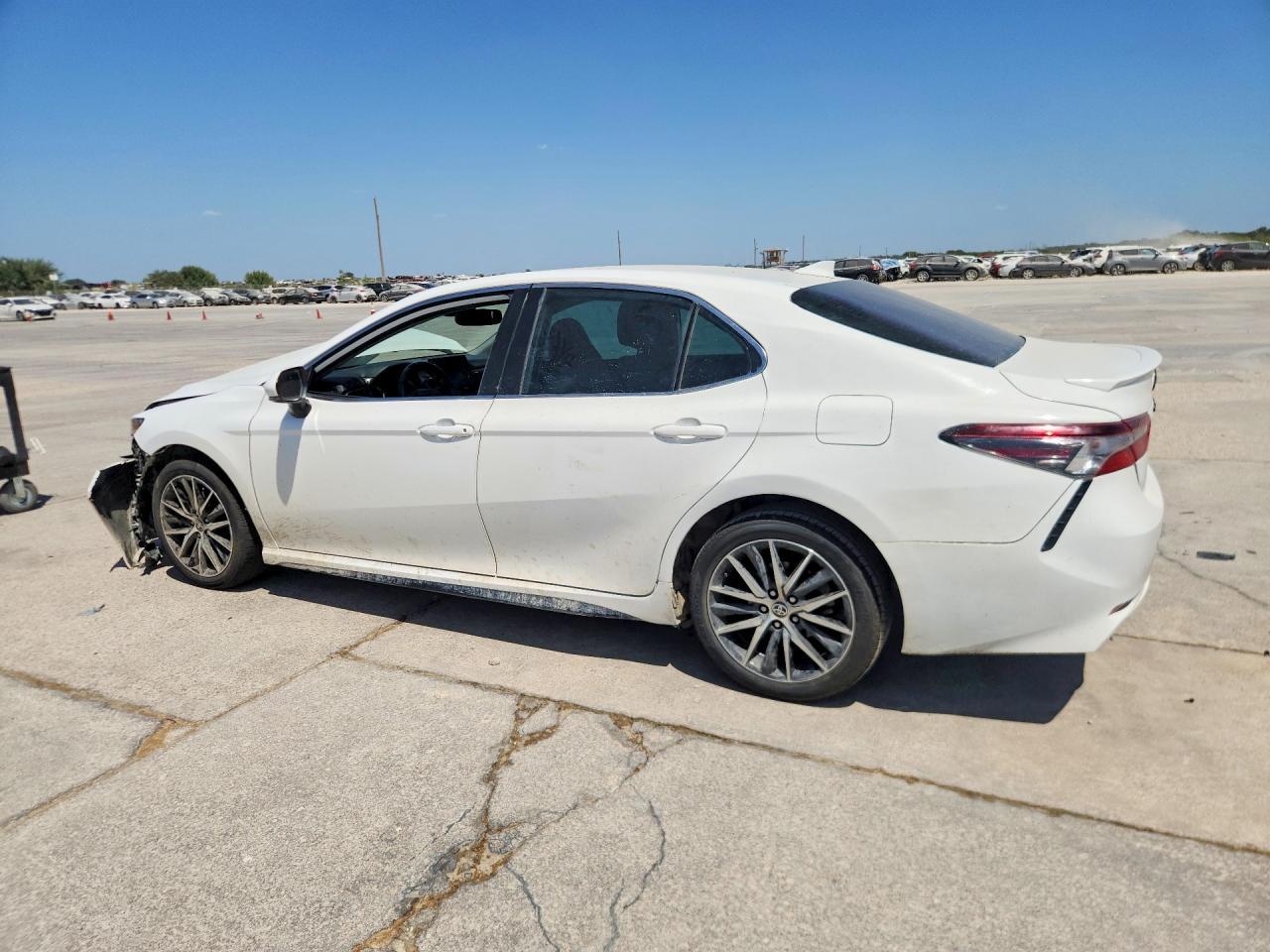 2021 Toyota Camry Se - Фото 2