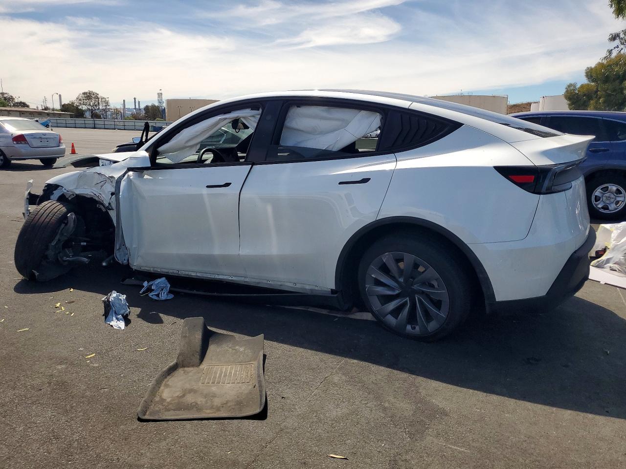 2026 Tesla Model Y - Фото 2