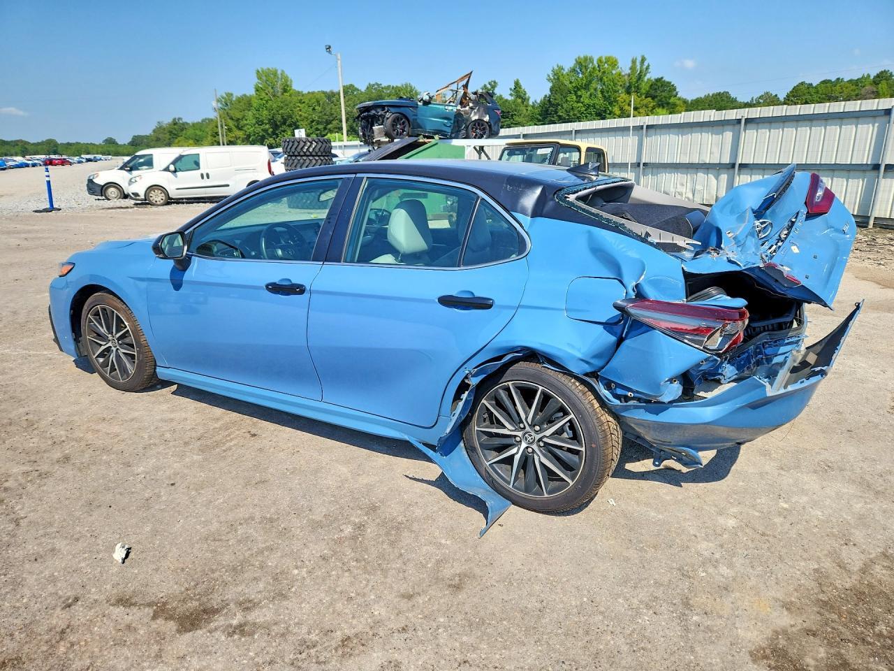 2023 Toyota Camry Se - Фото 2
