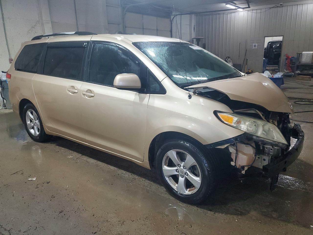 2013 Toyota Sienna Le - Image 4