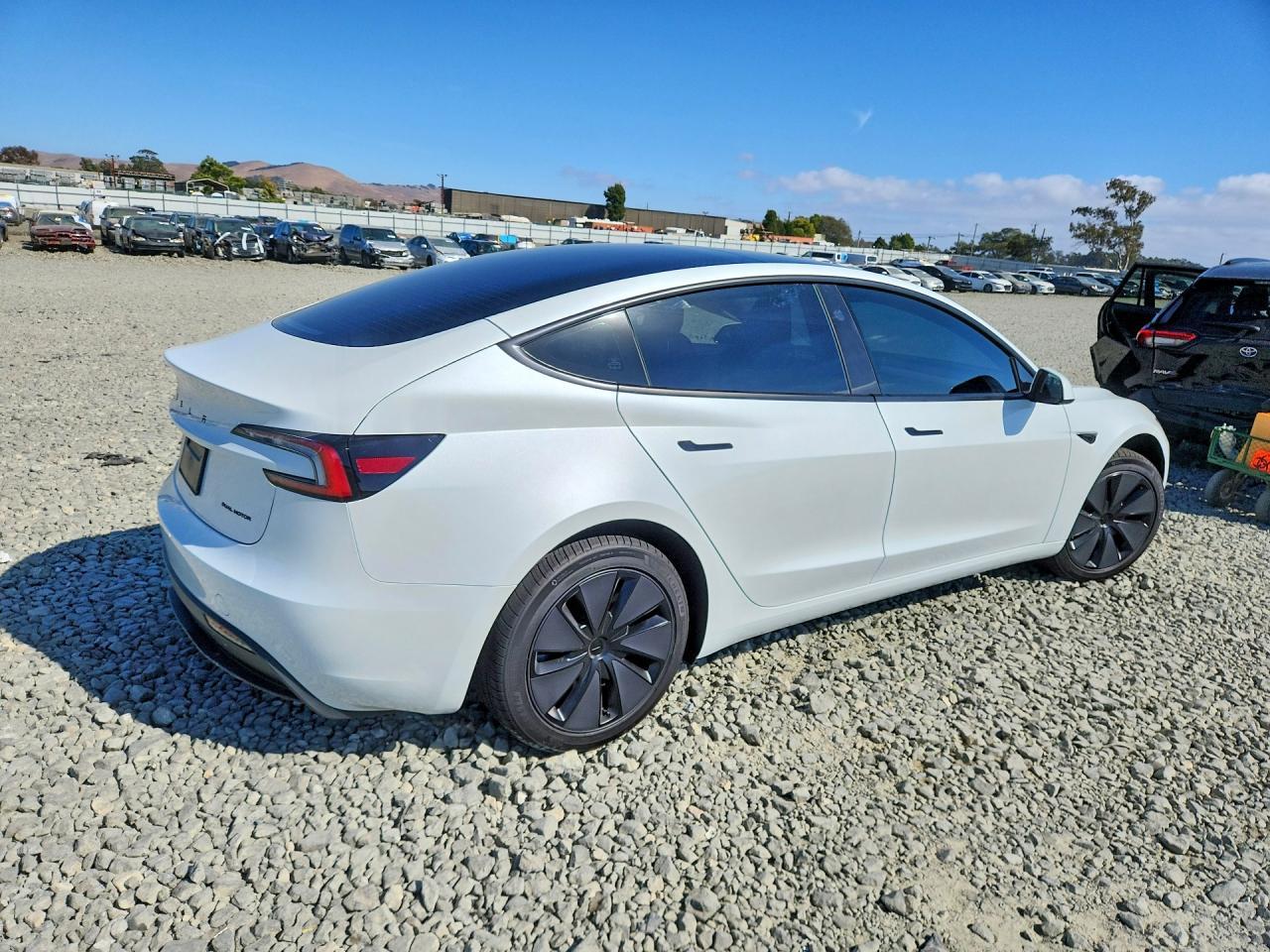 2026 Tesla Model 3 - Фото 3