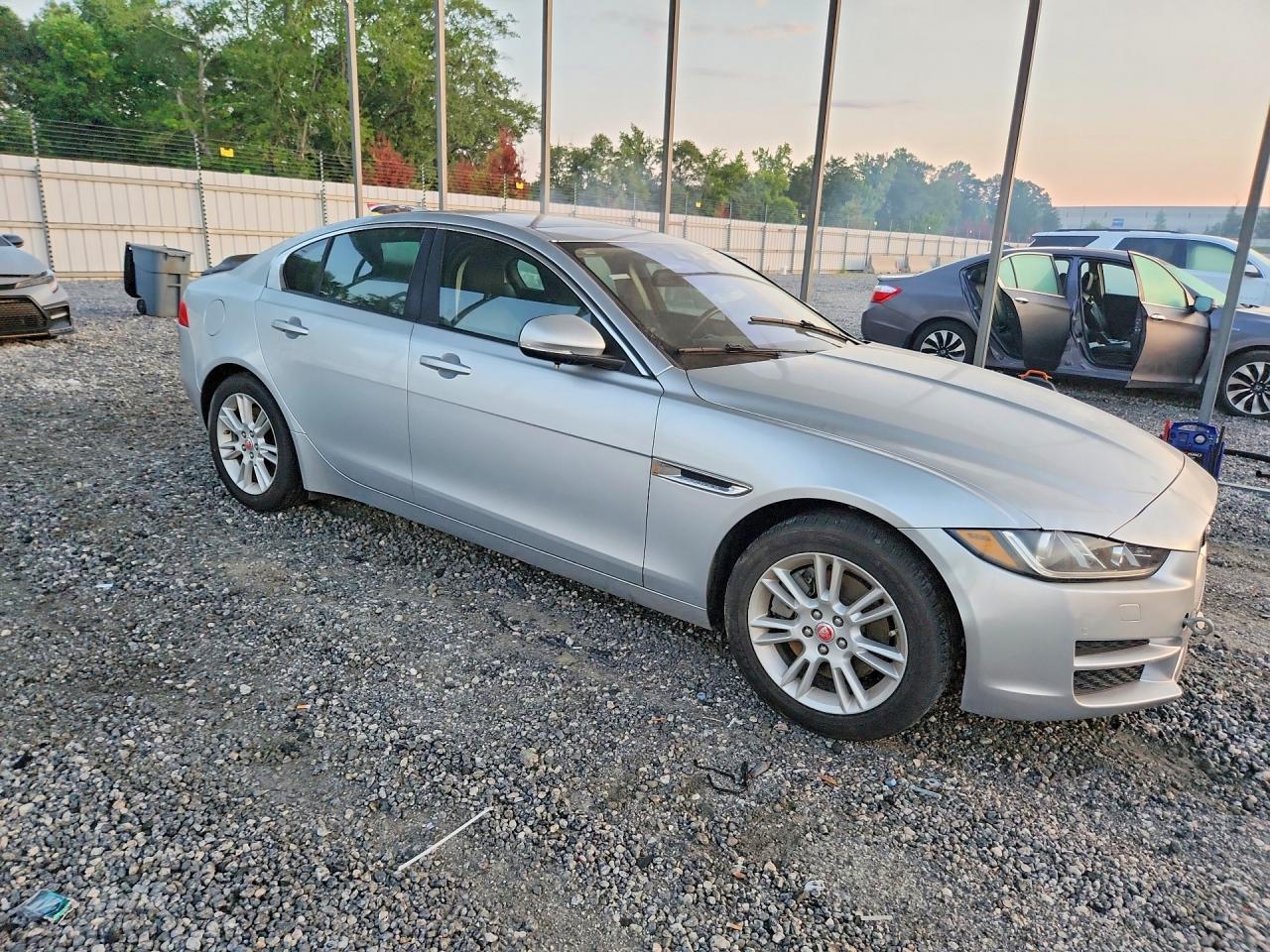 2018 Jaguar Xe Premium - Image 4