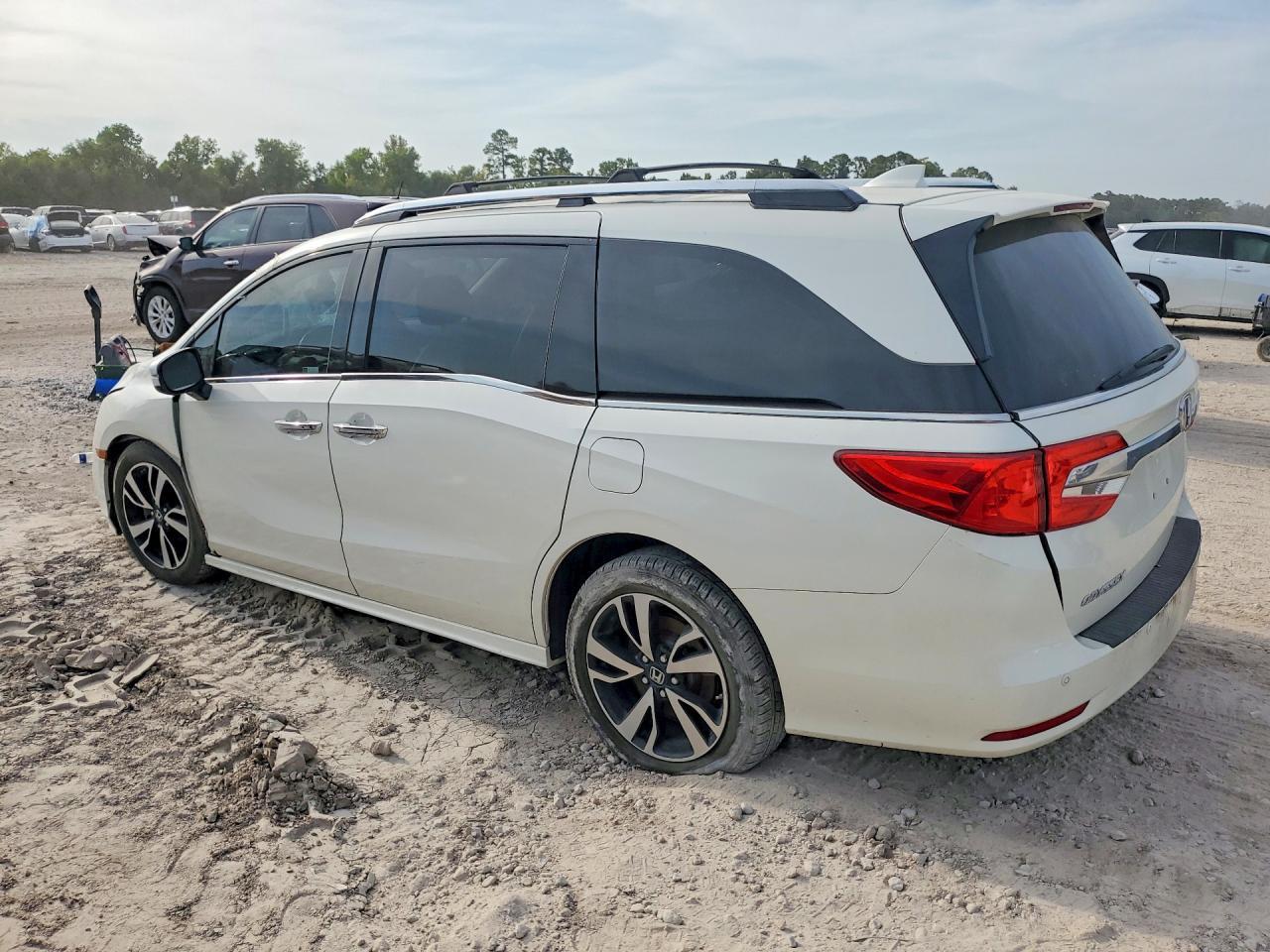 2018 Honda Odyssey Elite - Image 2