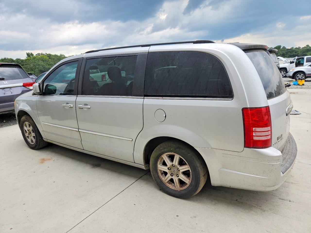 2009 Chrysler Town & Country Touring - Фото 2