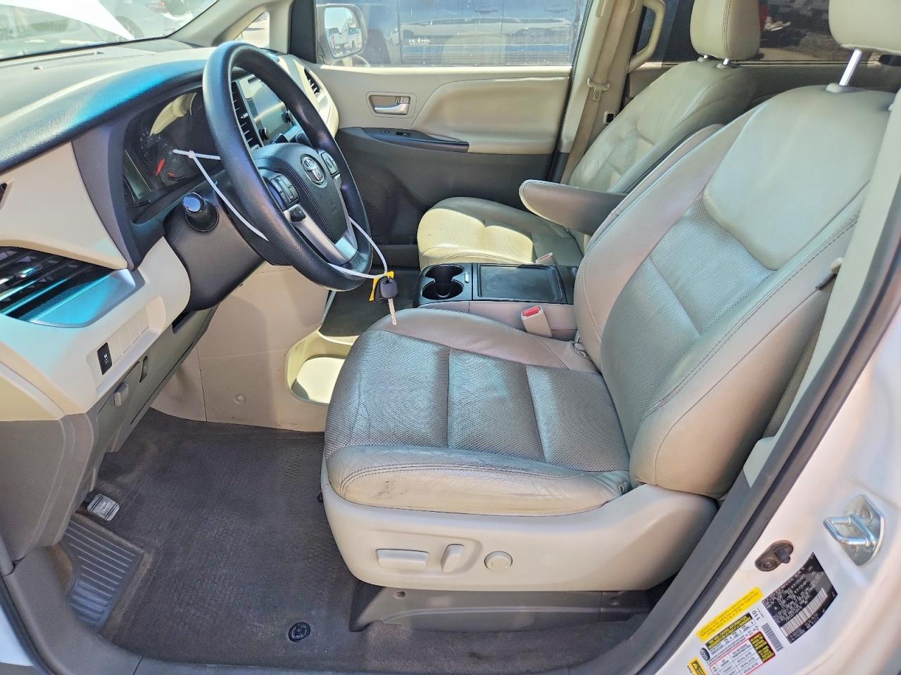 2015 Toyota Sienna Le - Image 7