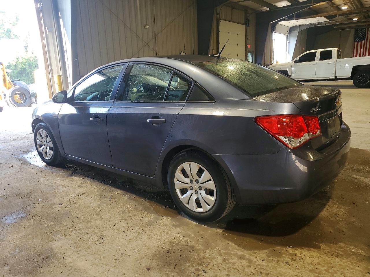 2014 Chevrolet Cruze Ls - Image 2