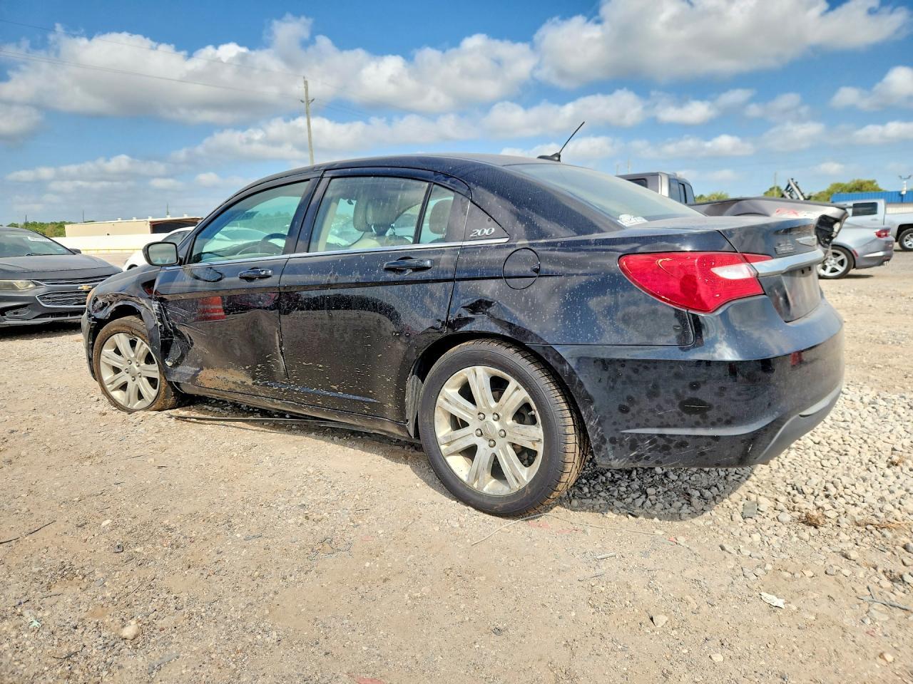 2011 Chrysler 200 Touring - Image 2