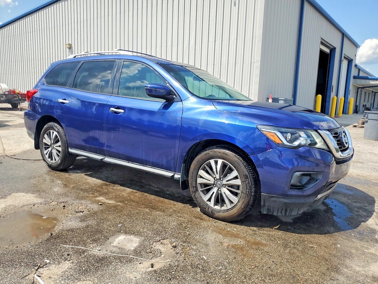 2017 Nissan Pathfinder S - Image 4