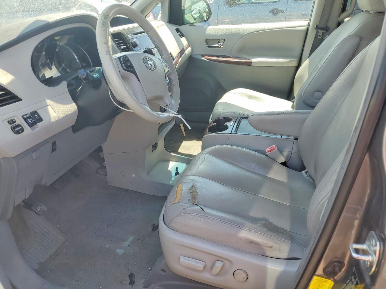 2012 Toyota Sienna Xle 8-Passenger - Image 7
