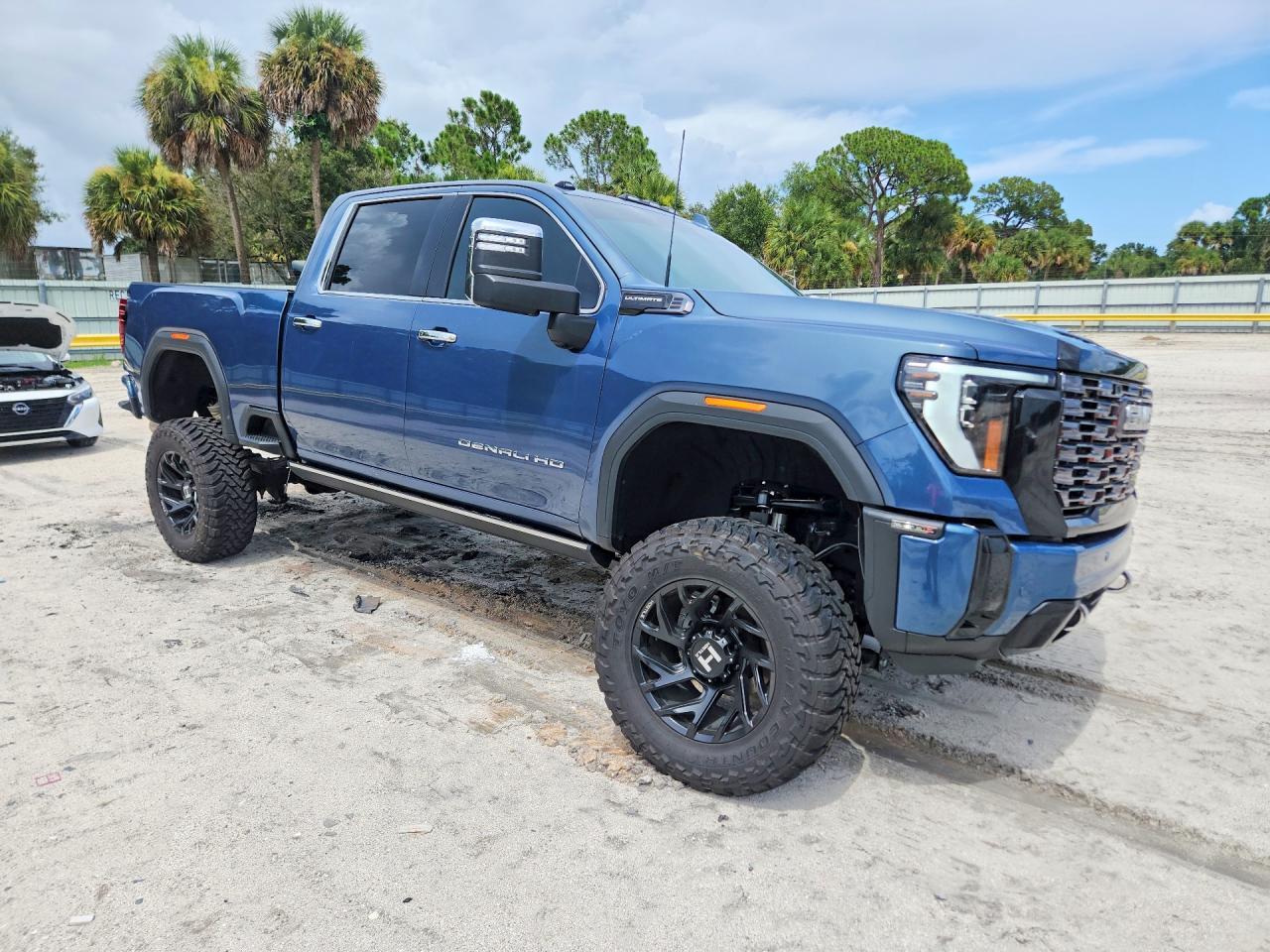 2025 GMC Sierra K2500 Denali Ultimate - Image 4
