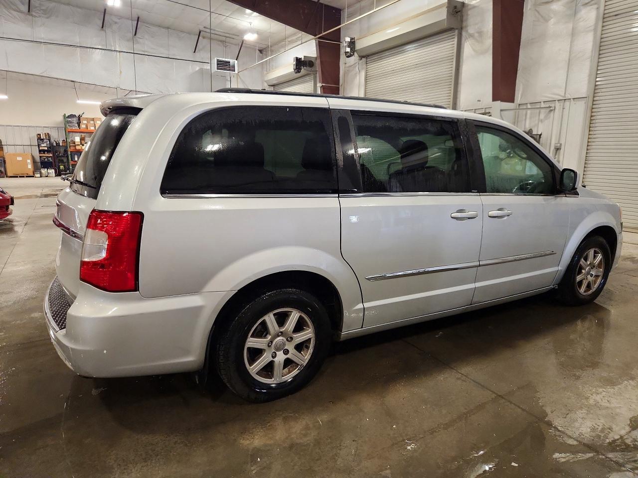 2012 Chrysler Town & Country Touring - Фото 3