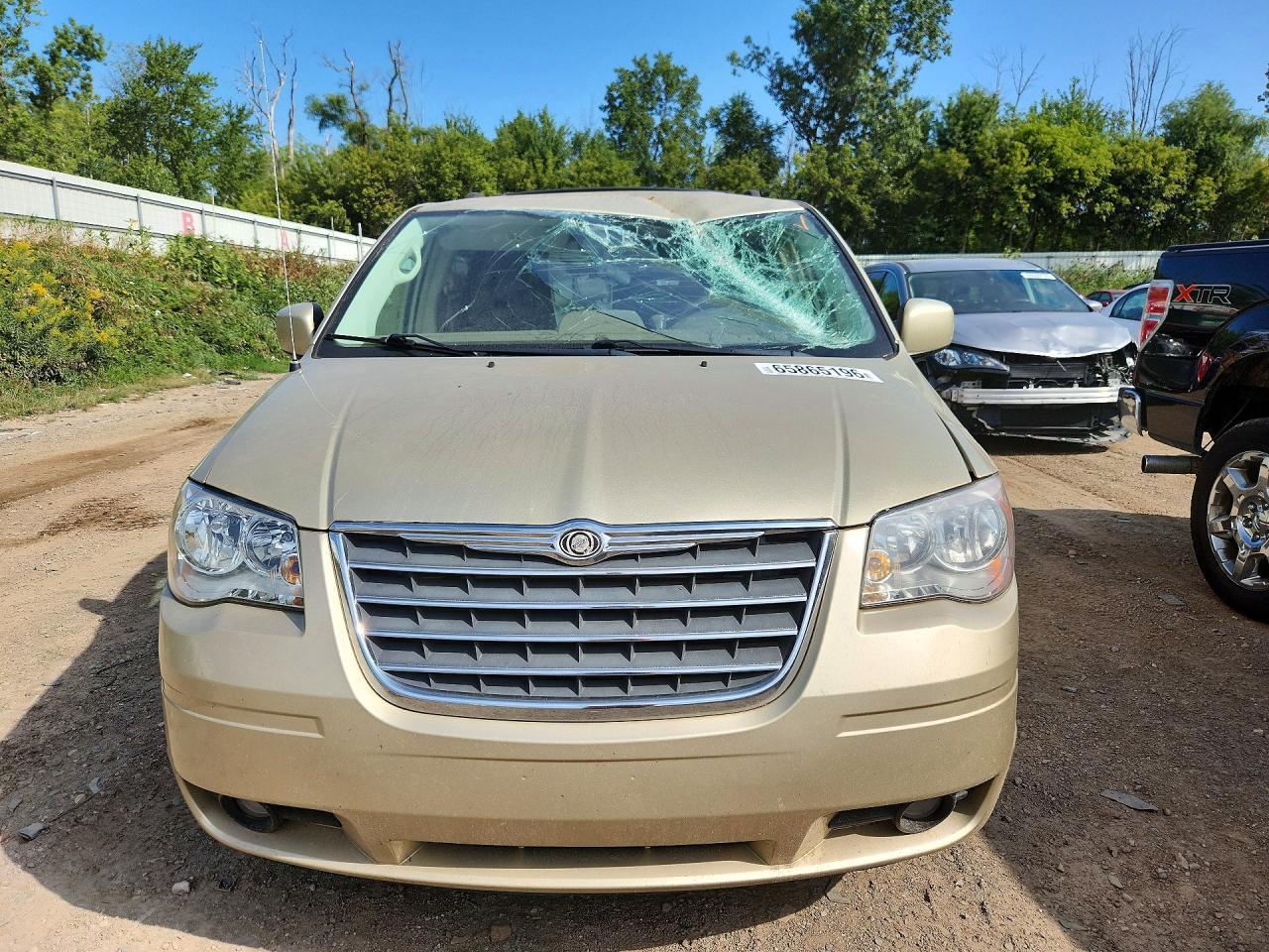 2010 Chrysler Town & Country Touring - Image 5