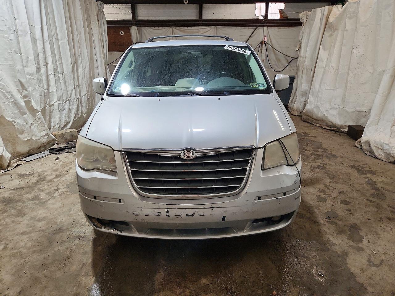 2010 Chrysler Town & Country Touring - Фото 5