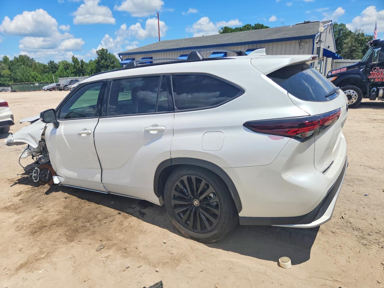 2025 Toyota Highlander Xse - Image 2