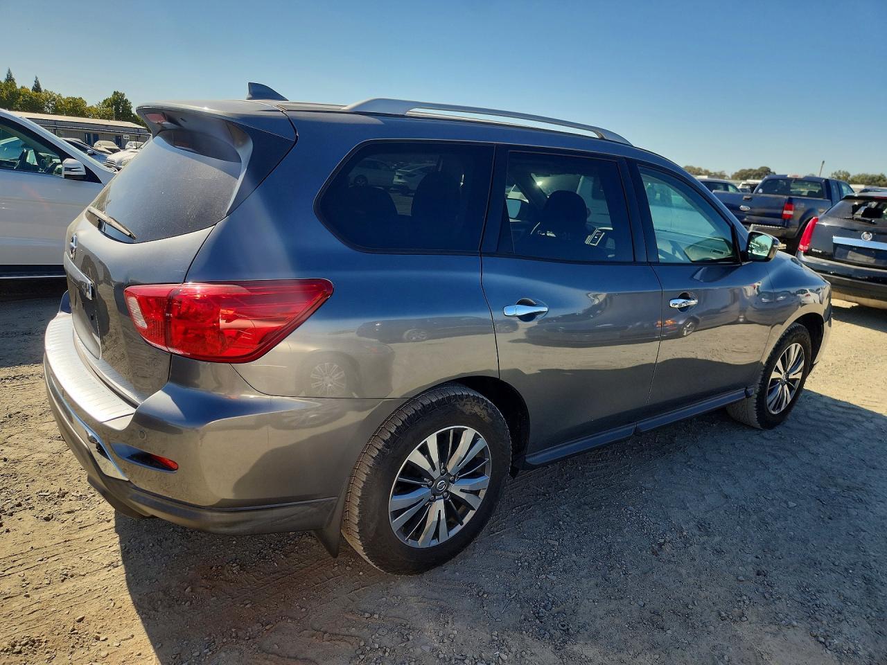 2025 Nissan Pathfinder S - Image 3