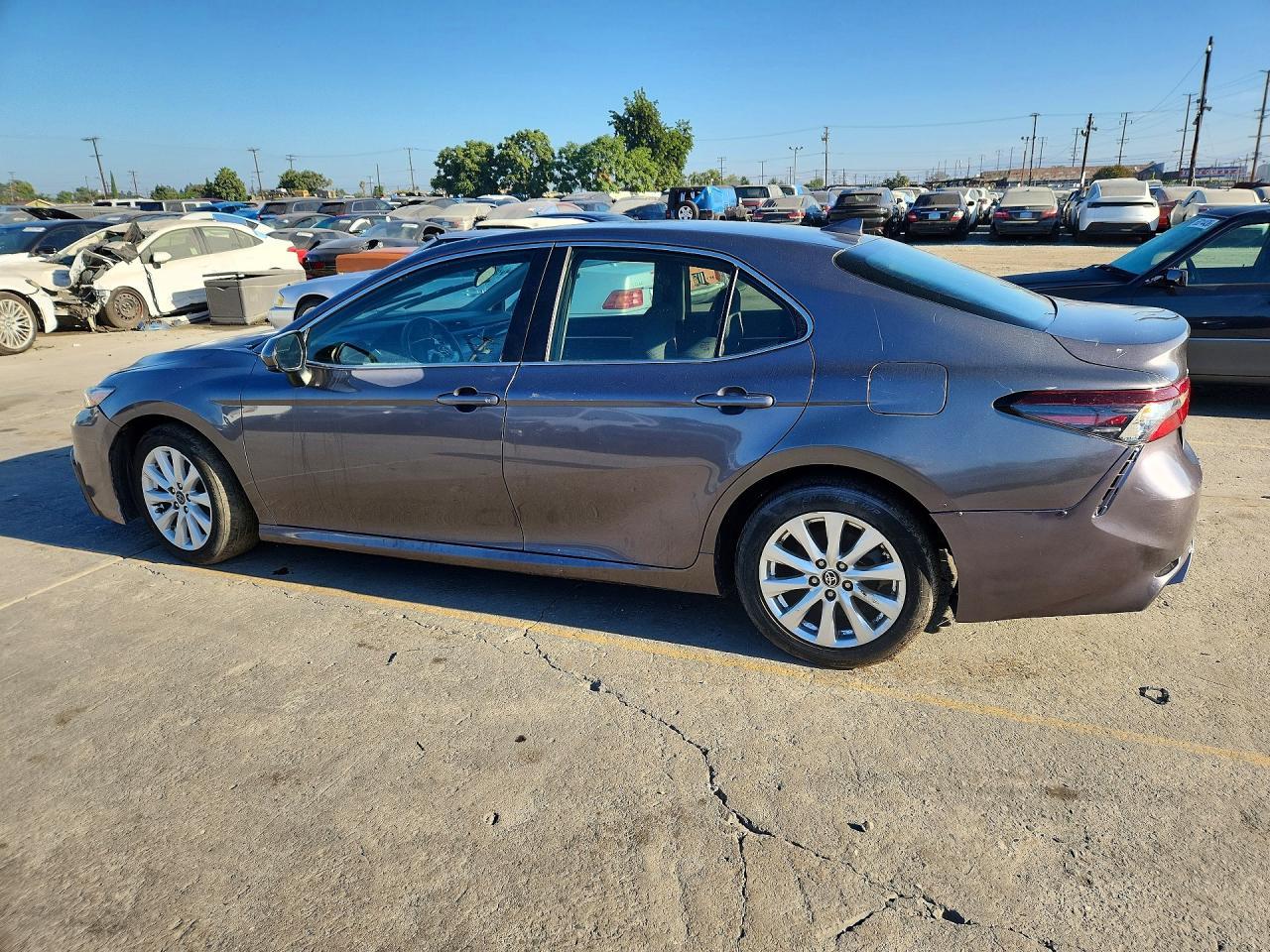 2019 Toyota Camry Le - Фото 2