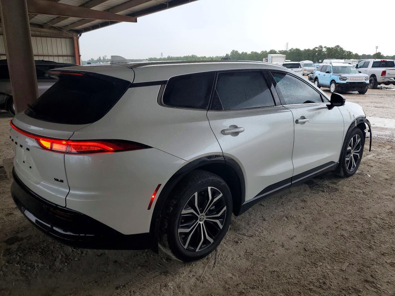 2025 Toyota Crown Signia Xle - Image 3