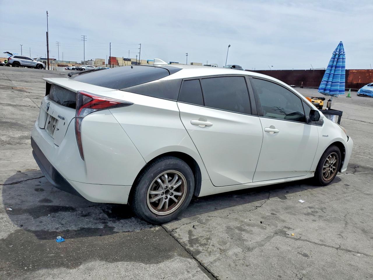 2016 Toyota Prius Two - Фото 3