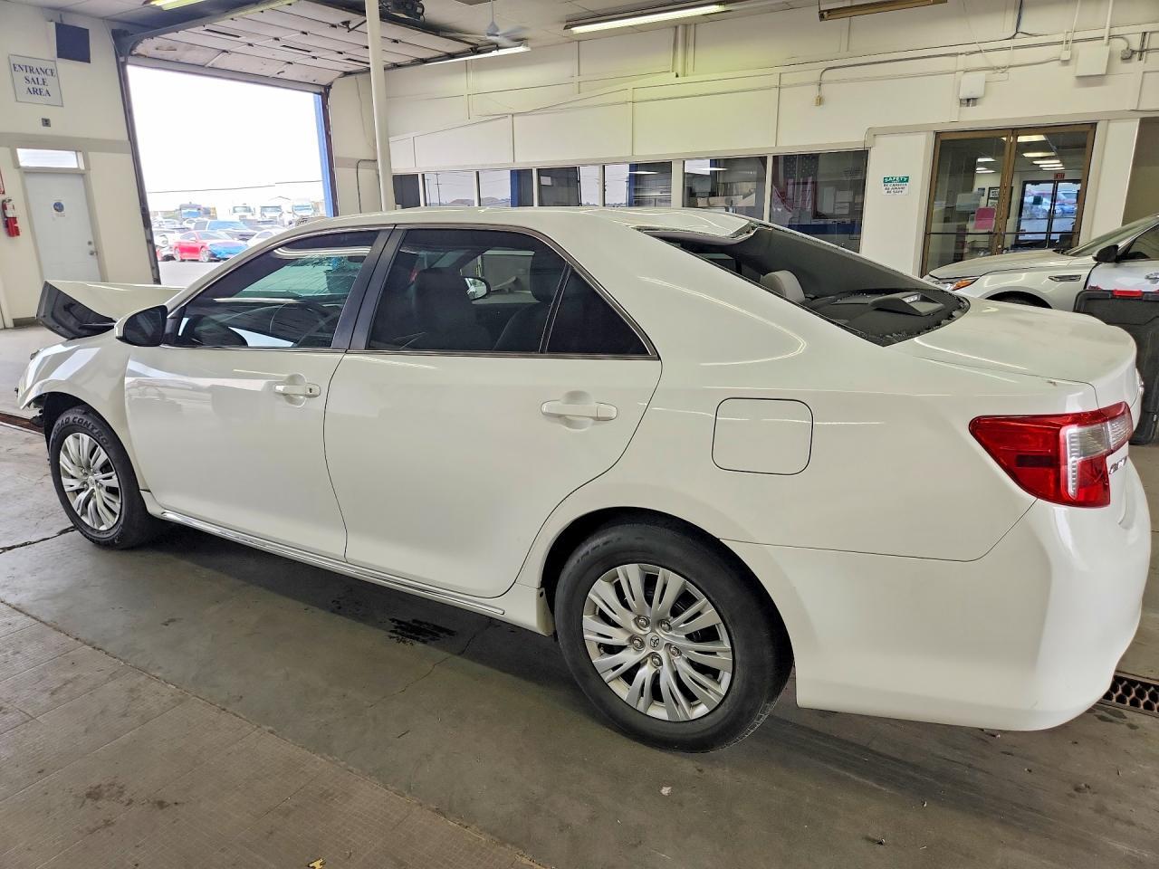 2013 Toyota Camry Le - Фото 2