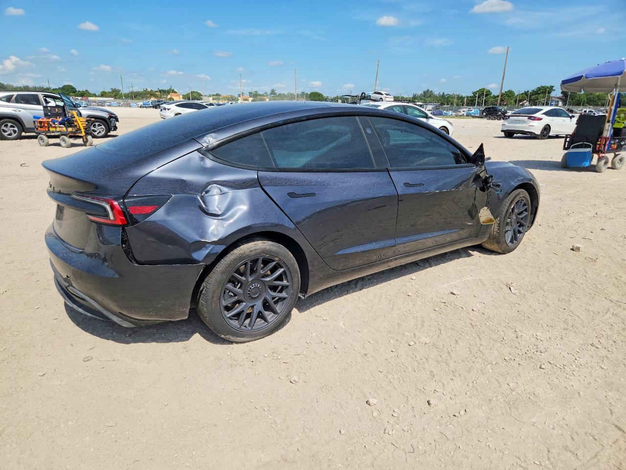 2025 Tesla Model 3 - Фото 3