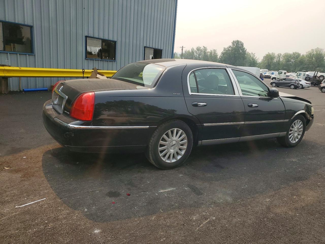 2003 Lincoln Town Car Executive - Фото 3