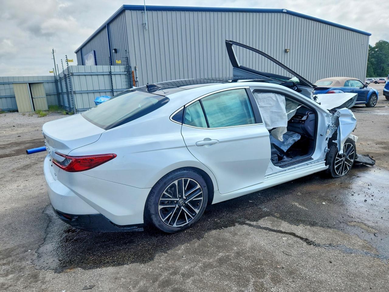 2025 Toyota Camry Xle - Image 3