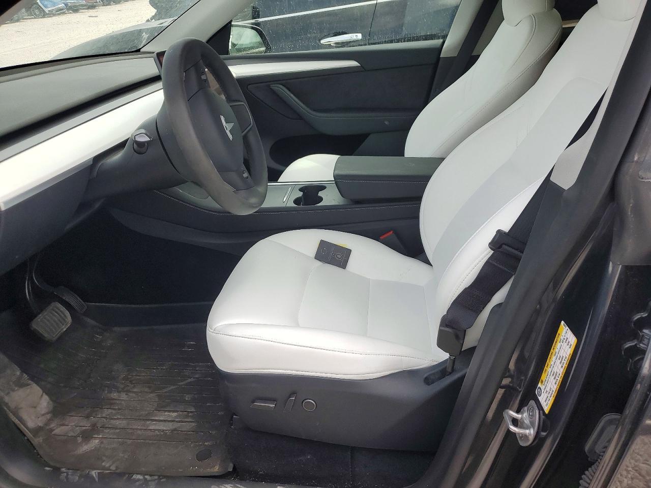 2025 Tesla Model Y - Image 7