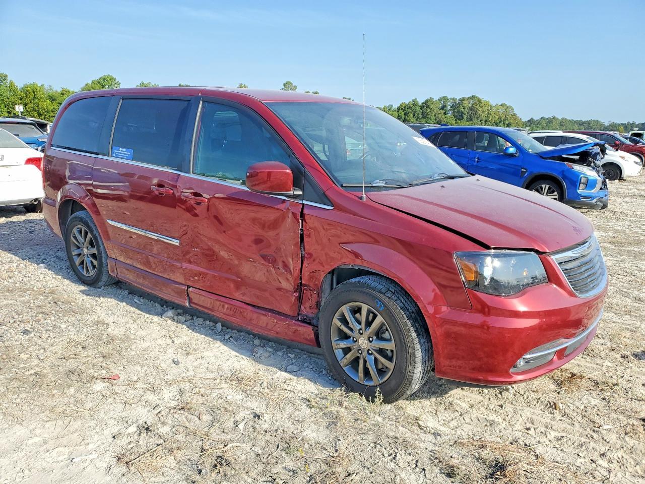 2015 Chrysler Town & Country S - Фото 4