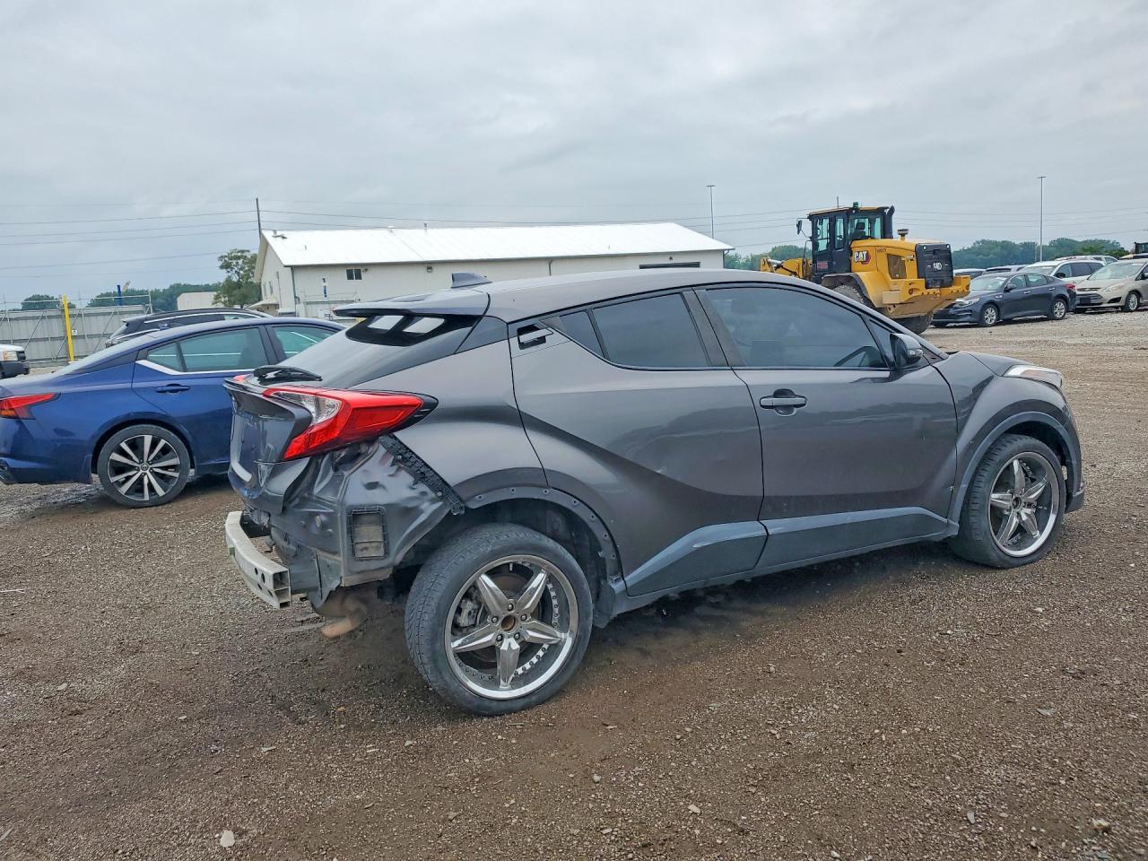 2019 Toyota C-Hr Le - Image 3