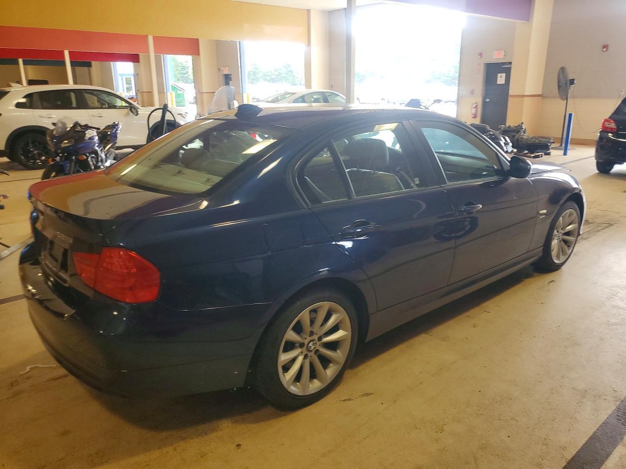 2011 BMW 328 Xi Sulev - Image 3