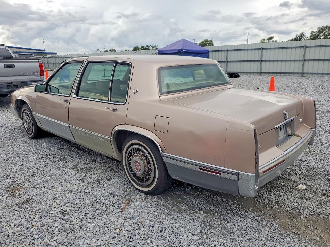 1991 Cadillac Deville - Фото 2