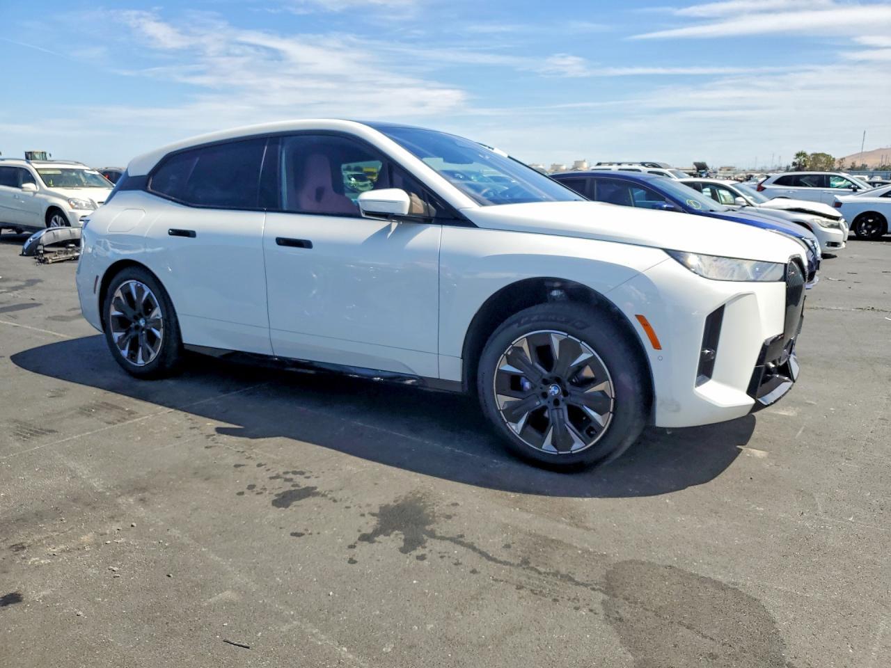 2026 BMW Ix xDrive60 - Фото 4