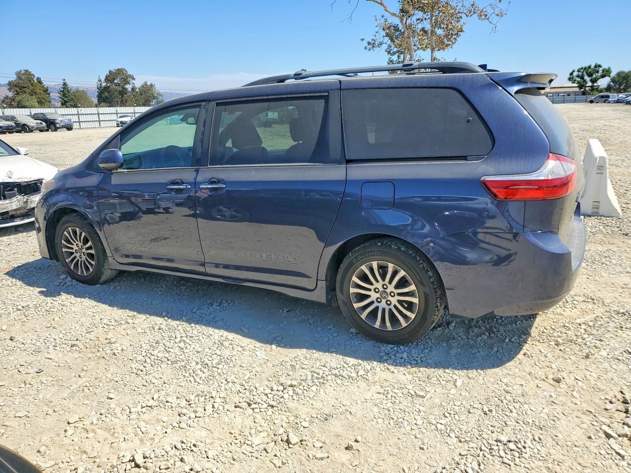 2018 Toyota Sienna Xle 8-Passenger - Фото 2